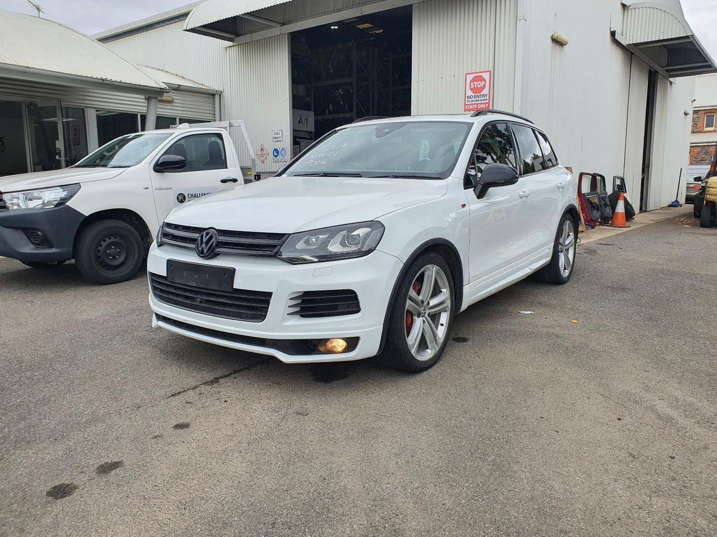 VOLKSWAGEN TOUAREG RIGHT DOOR MIRROR 7P, W/ MEMORY, CAMERA &amp; LANE CHANGE ASS