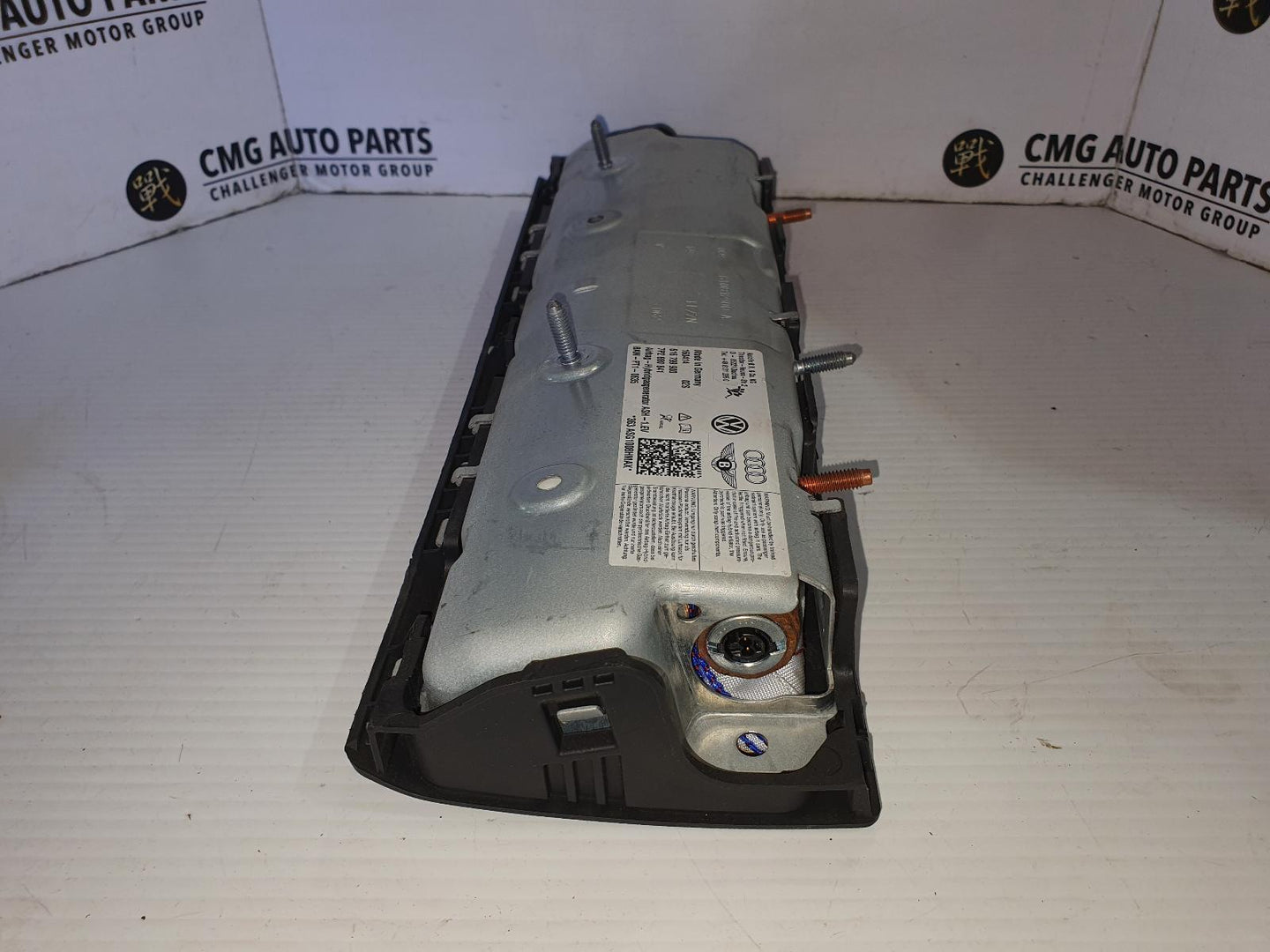 VOLKSWAGEN TOUAREG RIGHT A/ BAG KNEE, 7P, 12/10-04/18 10 11 12 13 14 15 16 17 18