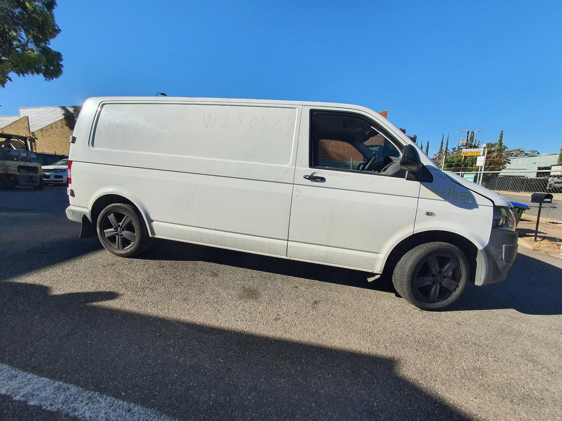 VOLKSWAGEN TRANSPORTER RIGHT TAILLIGHT T5, TRANSPORTER, VAN, BARN DOOR, 09/09-06