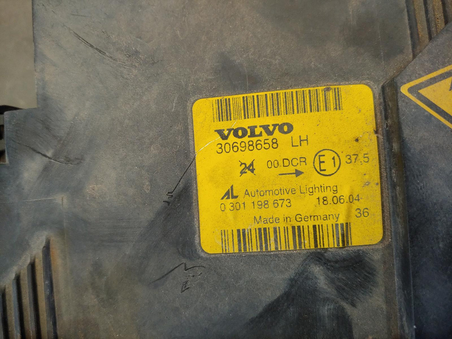 VOLVO V50 LEFT HEADLAMP XENON (GREY INSERT), AL P/N 0301198673, 03/04-09/07 04 0