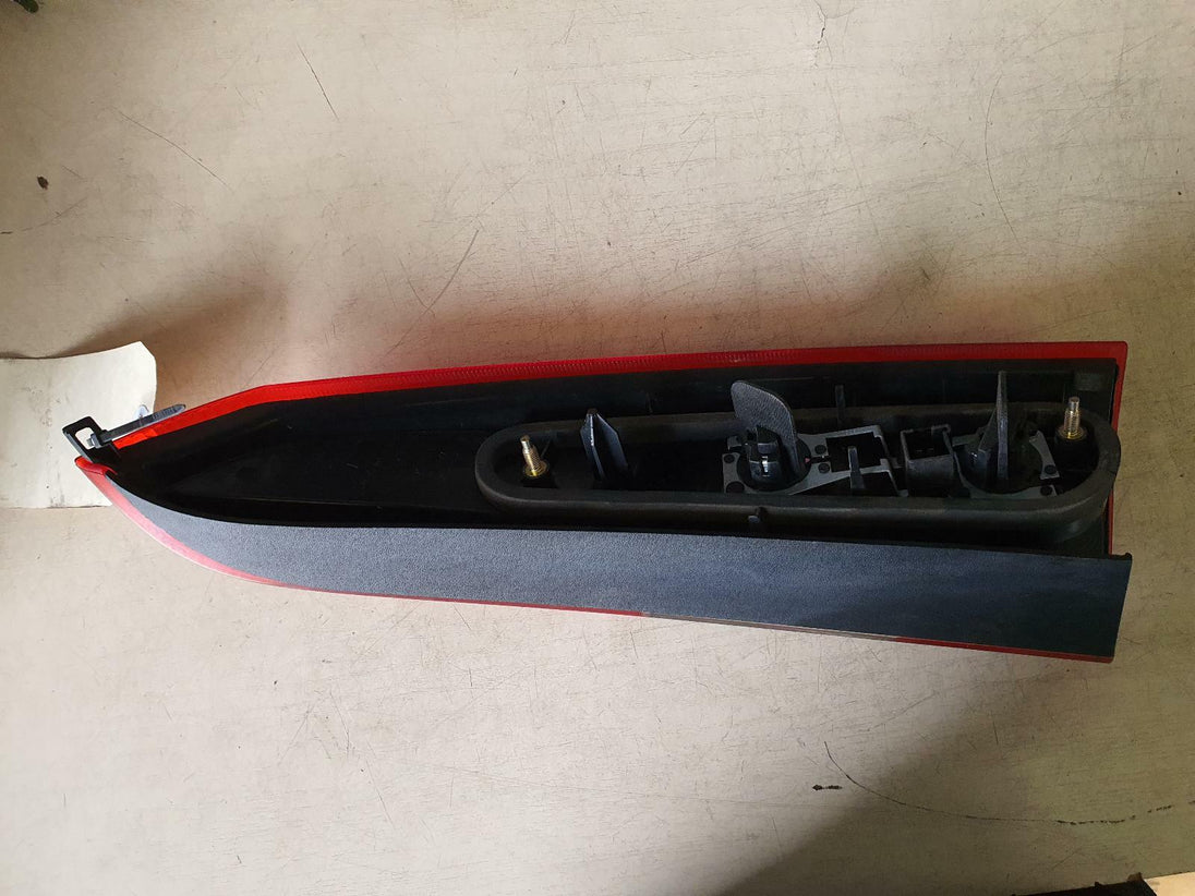 VOLVO S70/V70/C70 LEFT TAILLIGHT WAGON, UPPER, 04/00-11/04 00 01 02 03 04